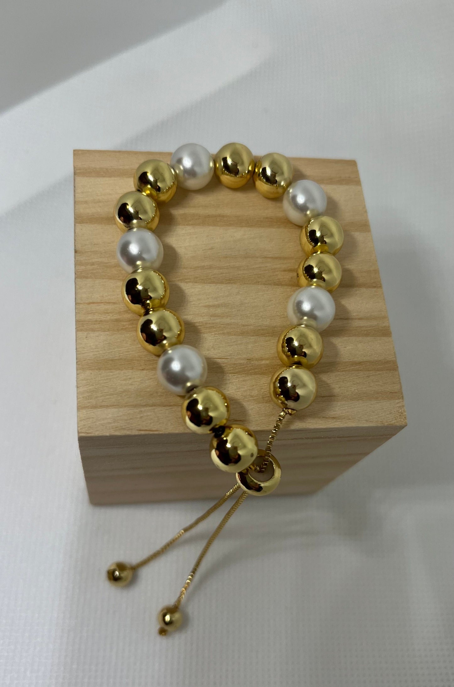 Pulsera Perlas y Cuentas Doradas